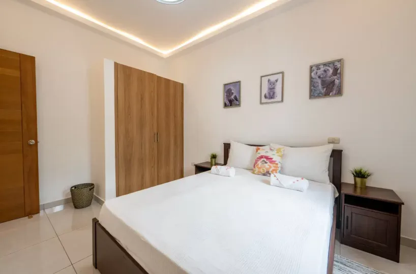 Amplia habitación moderna en Las Terrenas, cerca de la playa, con decoración elegante y ambiente cóm.