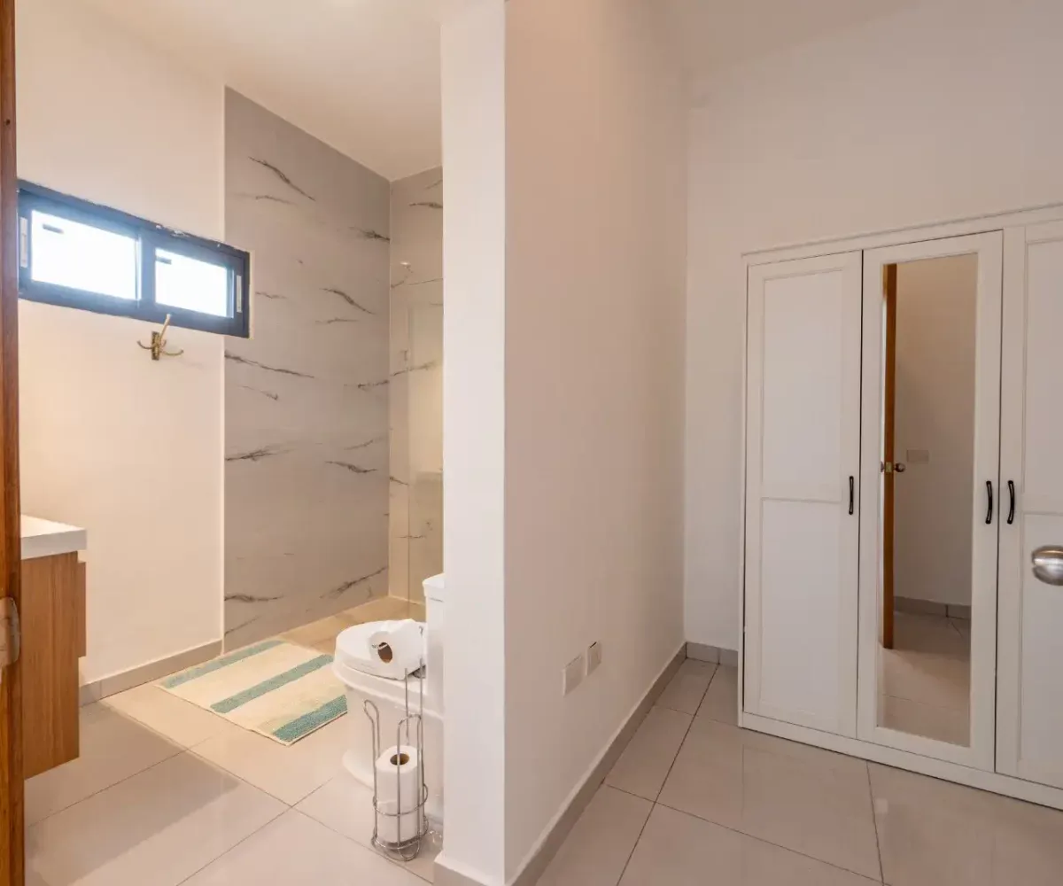 Casa moderna en Las Terrenas con baño y armario.