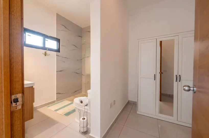 Casa moderna en Las Terrenas con baño y armario.