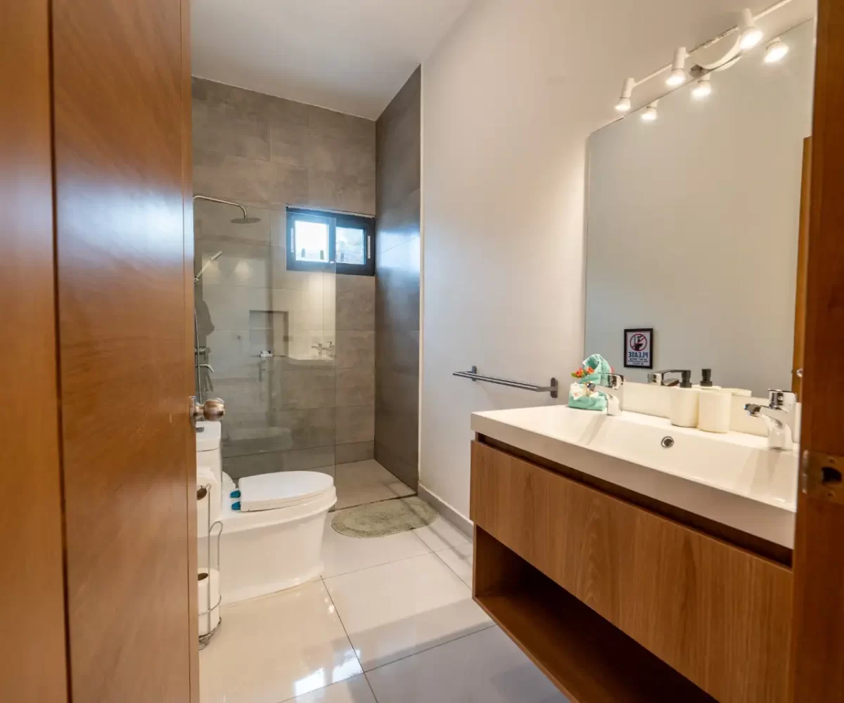 gran habitación con balcón y vista al área verde en villa Las Terrenas