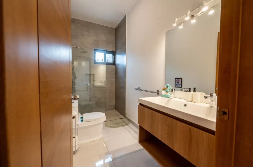 gran habitación con balcón y vista al área verde en villa Las Terrenas