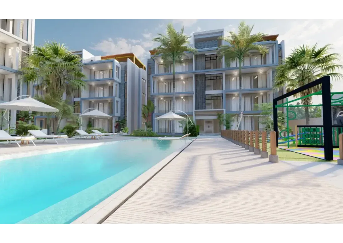 Piscina y áreas sociales en Residencial Las Terrenas, Samaná, con modernas instalaciones y jardines.