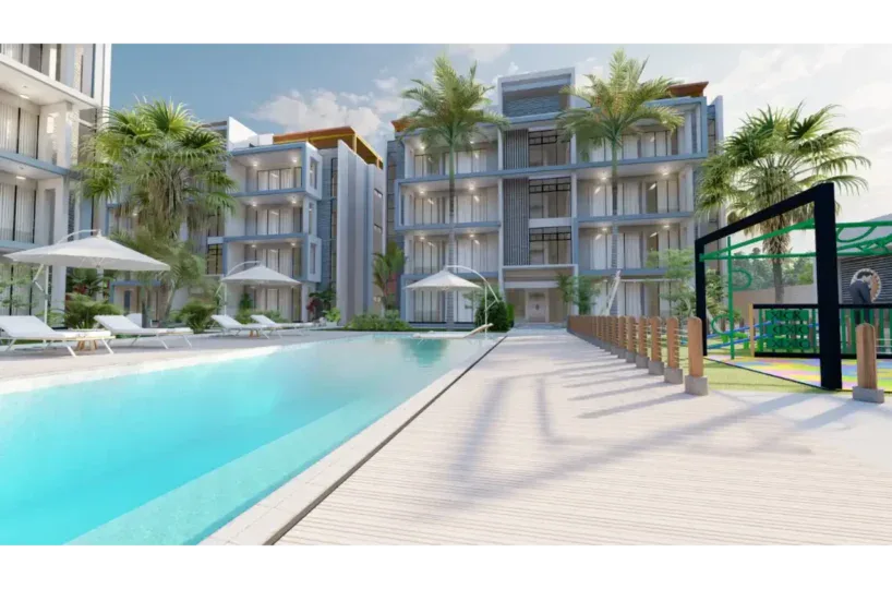Piscina y áreas sociales en Residencial Las Terrenas, Samaná, con modernas instalaciones y jardines.