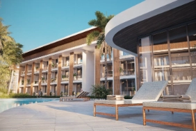 Hotel moderno en Las Terrenas con piscinas y áreas de descanso.