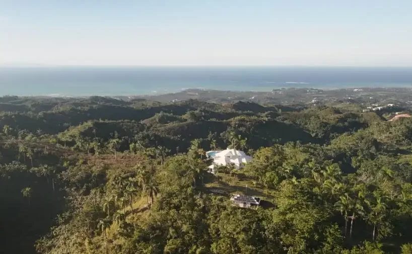 vista del terreno hacia el oceano las terrenas