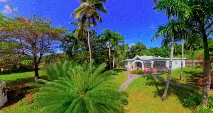 villa en venta en Samaná en la playa jardin y fachada exterior
