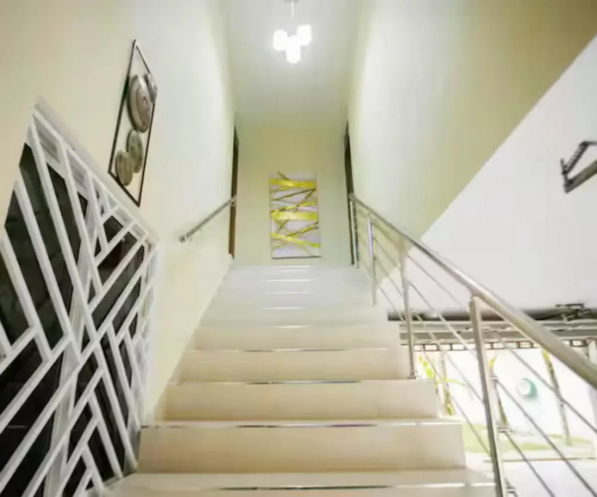 villas en terrenas republica dominicana escalera para llegar al segundo nivel donde estan las habitaciones privadas
