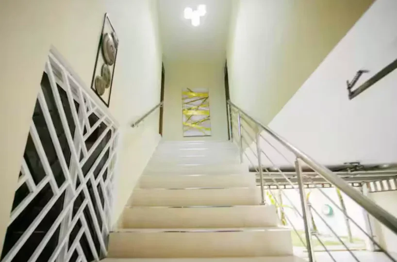 villas en terrenas republica dominicana escalera para llegar al segundo nivel donde estan las habitaciones privadas