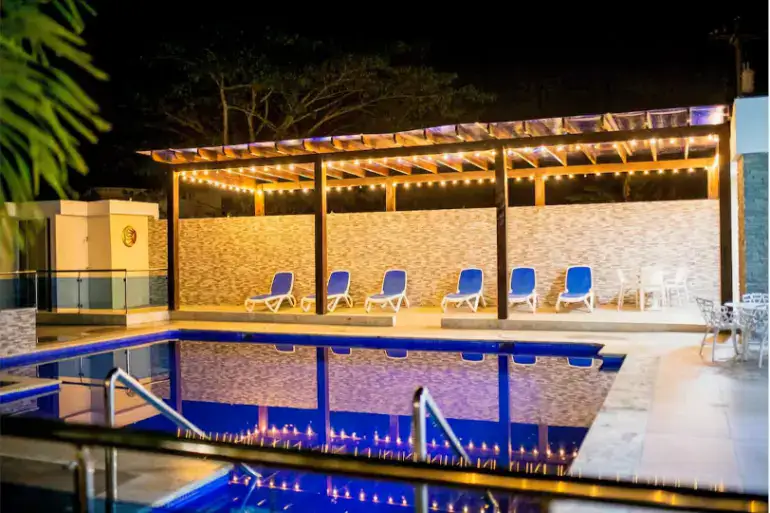 villas en terrenas republica dominicana piscina en la noche