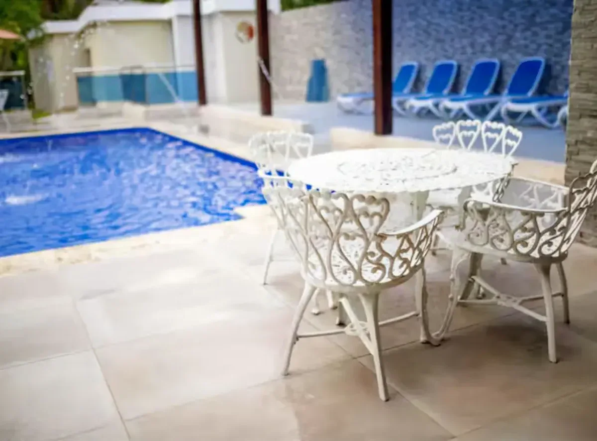 villas en terrenas republica dominicana piscina y area de comedor