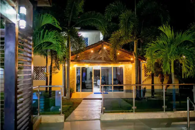 villas en terrenas republica dominicana vista de noche faachada de la villa de lujo