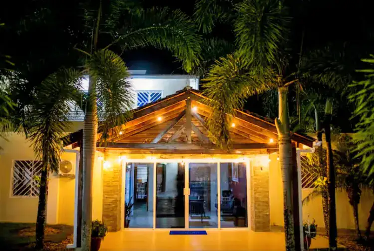 villas en terrenas republica dominicana vista exterios fachada de noche