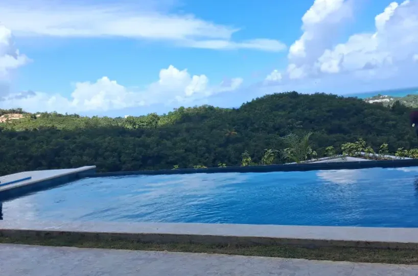villas en venta en republica dominicana vista desde la piscina a la montaña y el mar