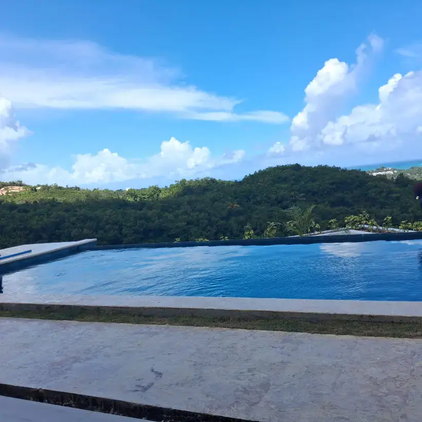 villas en venta en republica dominicana vista desde la piscina a la montaña y el mar